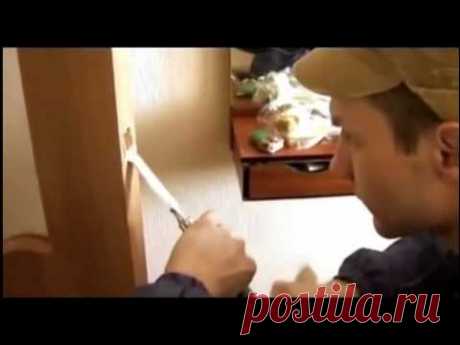 Как установить дверь и ручку защелку!
