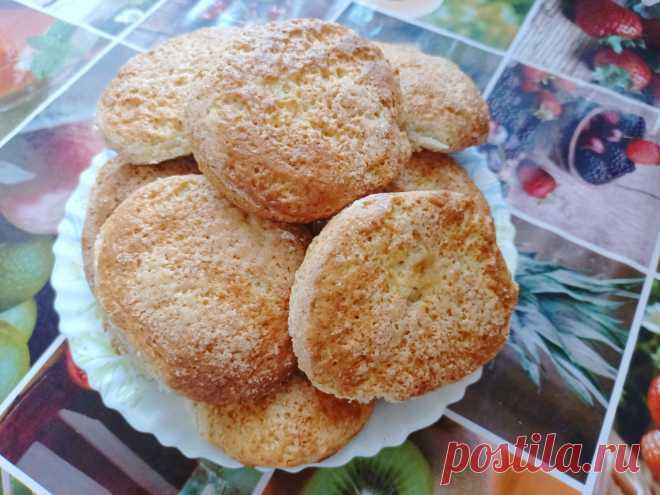Творожные коржики из детства. Творожные коржики из детстваВыложите творог в большую миску, добавьте сметану, щепотку соли и сахар. Хорошо перемешайте.Затем добавьте муку и соду, замесите тесто, которое должно быть эластичным и не прилипать к рукам.Раскатайте тесто в пласт толщиной 1-2 см.Используя большой стакан или кружку, вырежьте круглые заготовки из теста.Переложите их на противень, предварительно застеленный пергаментом.В небольшой мисочке смешайте одно яйцо и немного молока. Смажьте…