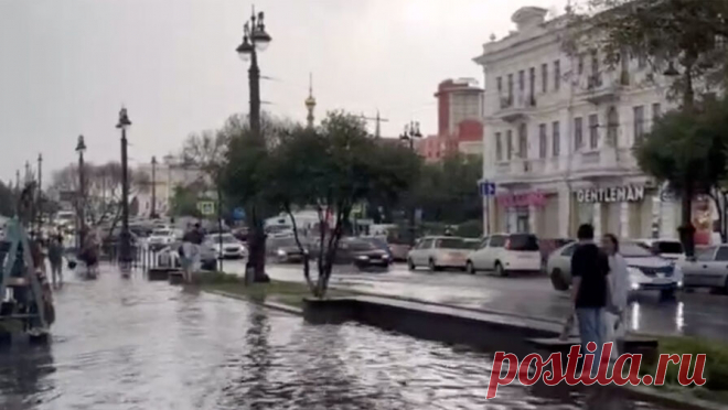 В Омске затопило центр города из-за ливня. В Омске затопило центр города и ограничено движение транспорта из-за ливня. Об этом сообщает издание Om1.ru. В центре города из-за затоплений начались 10-балльные пробки и перестала работать часть светофоров. Подземный пешеход на улице ...
