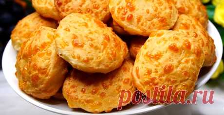 Сырное печенье: всего три ингредиента – и вкусняшка готова Аппетитное сырное печенье, сделанное всего из тех ингредиентов, получается таким потрясающим на вид, что рука сама тянется за добавкой. Золотистое, мягкое, нежное, с сырным ароматом: настоящее объедение.