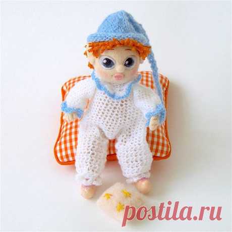 😊Несколько улучшенных фото .👌😉Милый, Вечерний, самый маленький гном хороших снов  Дрема ⏰ "Хочу спать!" желает всем "Спокойной ночи!" 💜 Он  напоминает выключить компьютеры, планшеты, смартфоны  и телевизоры - лечь спать и видеть сладкие сны!! Малыш гномик полностью на проволочном каркасе, выполнен в технике сухое валяние и вязание крючком , рост 15 см. Может самостоятельно стоять при подборе позы.
#гном #сказка #амигуруми #эльф #инстаграмнедели #инстамама #спокойнойноч...