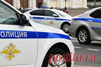 Диверсант метнул в российский военкомат две бутылки с зажигательной смесью. В Екатеринбурге неизвестный попытался поджечь военкомат на улице Ленина. Диверсант метнул в здание две бутылки с зажигательной смесью, одна из которых отскочила от стены и загорелась на асфальте. Пожар у входа заметили сотрудники комиссариата и принялись его тушить. Им помогли прохожие с бутылками воды.