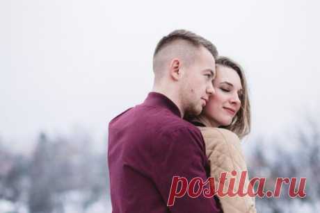 В любой паре бывают ссоры. Вопрос в том, готовы ли вы договариваться. Секрет удачных отношений
От психологических установок зависит не только профессиональный успех, но и характер отношений с окружающими — родственниками, друзьями и возлюбленными. Для примера рассмотрим романтическую связь. Человек, настроенный на данность, рассуждает приблизительно так: «Или мой партнер полностью понимает меня и разделяет все мои взгляды, или он мне не подходит. Или наши чувства идеальны,...