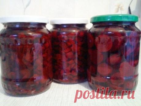 Маринованная свекла. Надёжный рецепт! 
Свекла – 1 кг 
Для маринада: 
Вода – 0,5 л 
Уксус 9 % - 220 мл 
Соль – 1,5 ст.л. 
Сахар – 7 ст.л. 
Черный перец – 5-7 шт. 
Душистый перец – 5-7 шт. 
Свеклу вымыть, отварить до готовности, очистить, нарезать кубиками, уложить в банки. Приготовить горячий маринад. Залить свеклу маринадом. Стерилизовать банки 0,5 лита 15 минут. Заткать, перевернуть, укутать, оставить до полного остывания.
