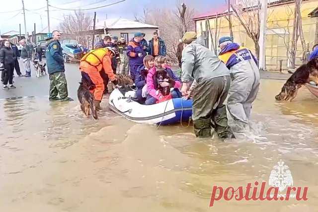Эвакуация и спасение пострадавших от наводнения в Орске. Более 700 спасателей круглосуточно помогают жителям.