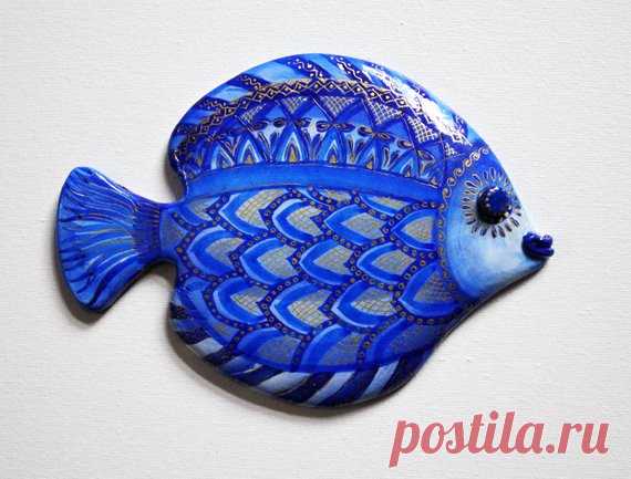 Decor fish wall, decorative fish painted by hand, fish wall hanging, hand painted keraplast fantasy fish The form for fish is sculpted by me from a keraplast. Hand painted with acrylics and gold contour. The fish is varnished in three layers. On the reverse side is bonded loop and left my signature. I hope my work will be nice to your eye.  Fish size: 112 mm high (4.4 inches)  157 mm wide