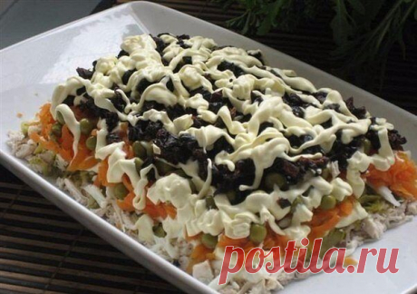 Рецепт этого салата будут выпрашивать все гости. Очень вкусный

Ингредиенты:

●3 филе курицы,
●300 гр твердого сыра,
●6 яиц,
●стакан сладкого чернослива без косточек,
●1 зубчик чеснока,
●300 гр готовой пряной морковки по-корейски,
●полстакана немного толченых грецких орехов,
●500 гр майонеза,
●соль,
●черный молотый перец по вкусу,
●пучок петрушки.

Приготовление:

Куриное мясо отварить в подсоленной кипящей воде до мягкости. Охладить, нарезать кубиками.
Чернослив промыть и...