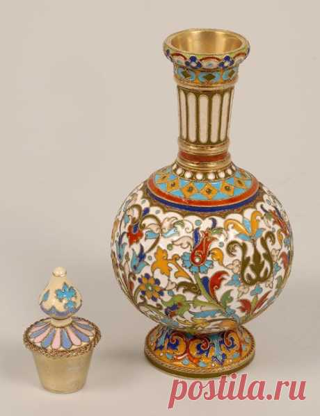FABERGE Enamel Gold Perfume Flask by Feodor Ruckert | From a unique collection of vintage enamel frames and objects at www.1stdibs.com/... | Donna Richardson приколол(а) это к доске Faberge