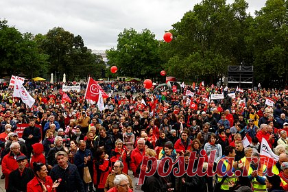 Тысячи австрийцев вышли на акции протеста против роста цен. В Вене тысячи австрийцев вышли на акцию протеста против стремительных темпов инфляции и повышения цен. Акция проходит мирно, многие из участников идут с плакатами. На сцене выступают представители общественных организаций и профсоюзов, который требуют изменения политики правительства.