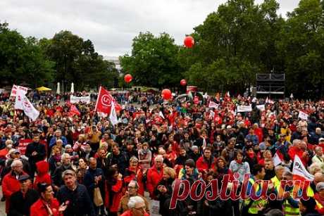 Тысячи австрийцев вышли на акции протеста против роста цен. В Вене тысячи австрийцев вышли на акцию протеста против стремительных темпов инфляции и повышения цен. Акция проходит мирно, многие из участников идут с плакатами. На сцене выступают представители общественных организаций и профсоюзов, который требуют изменения политики правительства.