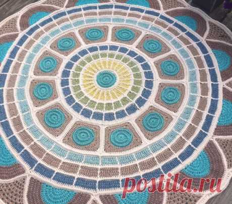 Мандала Midday ("Полдень"), автор Julie Yeager.
Источник: https://www.ravelry.com/patterns/library/midday-mandala