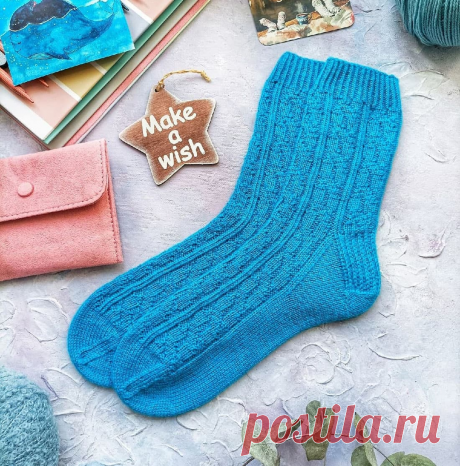 Голубые носки спицами - KNITTLY.ART