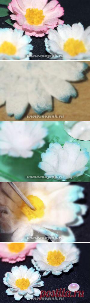 Цветок Маргаритки в технике скрапбукинг
Одна из разновидностей декора фотоальбомов, скрапбукинг, это прежде всего направление творчества, стремление к индивидуальному украшению, непохожему на других. Хорошим подспорьем в этом станут искусственные цветы для скрапбукинга, выполненные своими руками