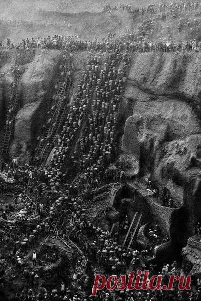 "Пирамиды и история человечества развернулись передо мной. Я словно оказался на заре времен", -  фотограф Себастьян Сальгадо о своем фото на шахтах Серра-Пелада в джунглях Амазонки, где в 1980-х годах началась новейшая золотая лихорадка. / История цивилизаций!