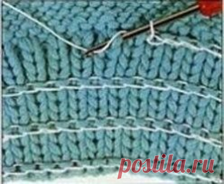 Ввязываем резинку в резинку
Манжеты рукавов, низ спинки и полочек, горловину на свитерах, жакетах, кофтах, пальто часто вяжут резинкой. Она не только придаёт изделию законченный вид, но и поддерживает его форму.
Однако, после стирки резинка может растянуться. Как правило, у изделий связанных из шерстяных ниток, резинка растягивается только слегка – волокна шерстяных ниток относительно эластичны.
Хуже обстоит дело с вещами, которые связаны из хлопка и некоторых синтетически...