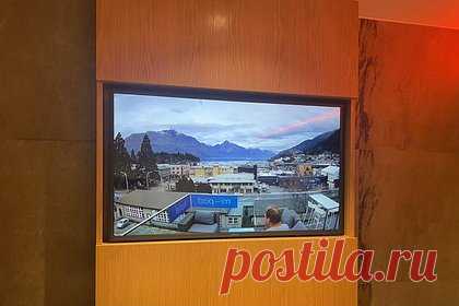 Туристка пожаловалась на вид из окна отеля и рассмешила пользователей сети. Туристка пожаловалась, что забронировала дешевый номер с видом на озеро в Новой Зеландии и обнаружила при заселении экран телевизора, транслирующий захватывающие виды с крыши отеля, вместо окна. Ситуация путешественницы рассмешила пользователей сети. По их словам, теперь девушке точно будет, что вспомнить.