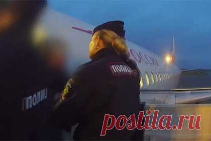 Две россиянки напились перед полетом, устроили дебош на трапе и попали на видео