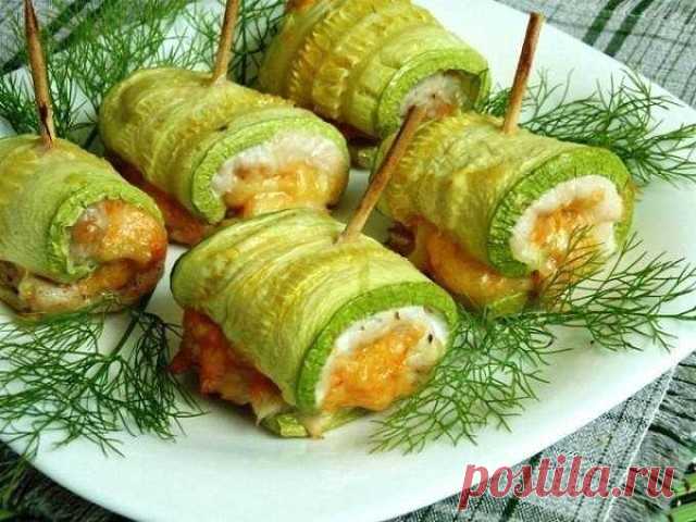 Кабачковые рулетики.
Рулетики из кабачков — простая вкусная пикантная закуска, которую сможет приготовить даже начинающая хозяйка.

Ингредиенты:
Курица (филе) — 1 шт. 
Кабачки молодые — 2 шт. 
Сыр твердый — 50 г 
Чеснок — 2 зубчика 
Соус из паприки готовый 
Базилик — несколько листиков 
Соль и черный молотый перец — по вкусу 
Оливковое масло 

Приготовление:
1. Помыть и нарезать ломтиками вдоль кабачки, толщиной по 0,5 см, выложить их на противень с пергаментной бумагой, н...