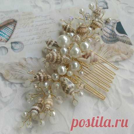 Гребешок для волос с ракушками.
