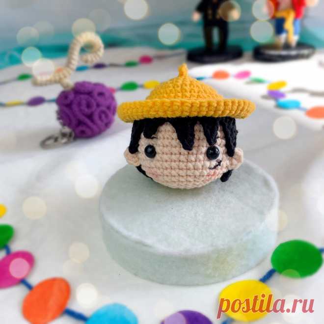 PDF Брелок "Луффи" крючком. FREE crochet pattern; Аmigurumi toy patterns. Амигуруми схемы и описания на русском. Вязаные игрушки и поделки своими руками #amimore - аниме персонаж из обычной пряжи, пират Луффи из One Piece, кукла, маленький брелок для аниме фанатов.