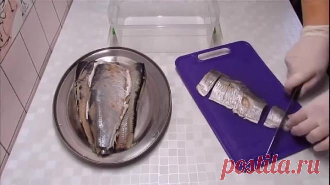 Маринуем селедочку с лучком!