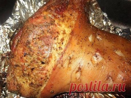 5 ВКУСНЕЙШИХ ВТОРЫХ БЛЮД 

1.Пьяная рулька.
2.Буженина по-домашнему 
3.Котлетки с картошкой в сметанно-томатном соусе! 
4.Мясные рулетики с картошкой в сливках
5.Курочка в кефире

1.Пьяная рулька.

Ингредиенты:

рулька свиная 1.5 кг
морковь 0.5 шт
шпиговать
зубчик чеснока 5 шт
шпиговать
масло подсолнечное без запаха по вкусу
смесь перцев по вкусу
соль по вкусу
приправы по вкусу по вкусу
горчица острая по вкусу
пиво светлое 500 мл

Приготовление:

Рульку обмыть и обсушить…
...