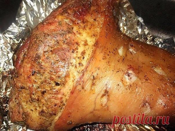 5 ВКУСНЕЙШИХ ВТОРЫХ БЛЮД 

1.Пьяная рулька.
2.Буженина по-домашнему 
3.Котлетки с картошкой в сметанно-томатном соусе! 
4.Мясные рулетики с картошкой в сливках
5.Курочка в кефире

1.Пьяная рулька.

Ингредиенты:

рулька свиная 1.5 кг
морковь 0.5 шт
шпиговать
зубчик чеснока 5 шт
шпиговать
масло подсолнечное без запаха по вкусу
смесь перцев по вкусу
соль по вкусу
приправы по вкусу по вкусу
горчица острая по вкусу
пиво светлое 500 мл

Приготовление:

Рульку обмыть и обсушить…
...