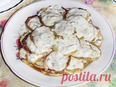 Кабачки жареные в муке с соусом