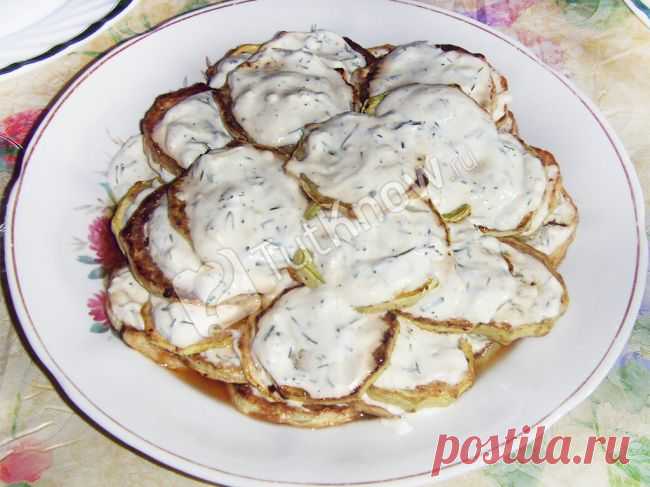 Кабачки жареные в муке с соусом