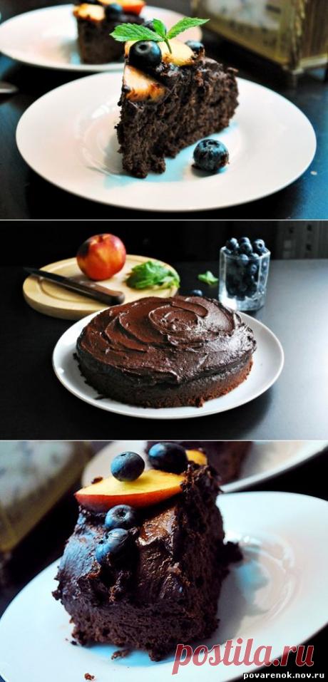 Торт &quot;Маленькое черное платье&quot; | Четыре вкуса
Надо:
85 г сливочного масла
85 г горького шоколада (70% и выше)
140 г (1 ст.) пшеничной муки
30 г какао-порошка
150 г сахара
1/2 ч.л. соли
1 ч.л. разрыхлителя
щепотка соды
2 яйца
2 ст.л. молока
150 мл (3/4 ст.) йогурта (можно  кефир) 2–3%
1 ч.л. ванильного экстракта
Крем:
35 г сливочного масла
200 г горького шоколада (70% и выше)
80 мл молока (1/3 ст.)
щепотка соли
2 ст.л. темного рома или коньяка 
100мл жирных сливок