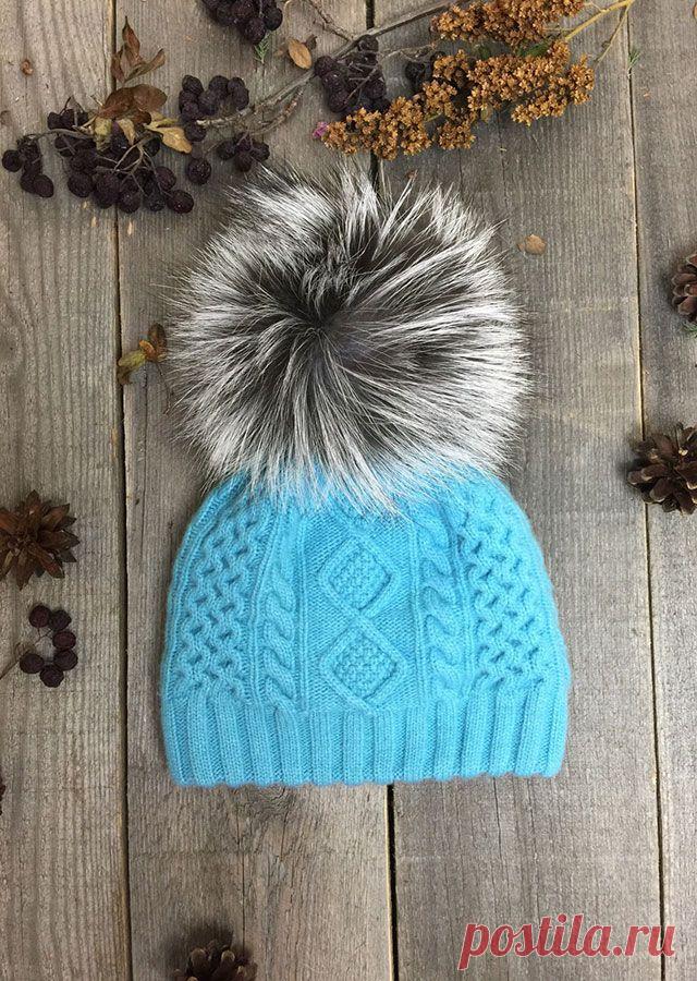 Шапка зимняя с хлопковой подкладкой и утеплителем. Помпон из натурального меха финской лисицы премиум качества размер XXL. Идеально защитит от холода при этом мягкая пряжа не раздражает кожу, а хлопковая подкладка и современный дышащий утеплитель не дадут голове вспотеть. Посадка на голове прекрасно закрывает все уязвимые к холоду места - лоб, уши, шею.