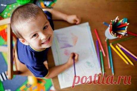 РЕБЕНОК РИСУЕТ СЕМЬЮ - АНАЛИЗ РИСУНКА

Пока он будет рисовать, не вмешивайся в сам процесс, но следи за очередностью появления домочадцев на бумаге. Когда рисунок будет готов, поинтересуйся у малыша, как зовут всех персонажей его картины и приступай к анализу.

По очередности: последовательность появления членов семьи указывает на отношение к ним юного художника. Обычно первым дети рисуют самого любимого или самого значительного члена семьи. Если он забыл нарисовать кого-т...