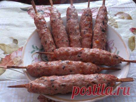 (+1) тема - Вкуснейший домашний люля-кебаб в духовке-просто и вкусно!!! | Любимые рецепты
Ингредиенты :
Фарш свиной - 500-600 гр (на 8-9 шампуров);
Лук - 2 шт. средние,мелко-порезаны;
Чеснок - 3 зубочка (выдавлены);
Курага - 20гр;
Чернослив - 20гр;
Соль, перец чёрный молотый, базилик.