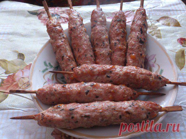 (+1) тема - Вкуснейший домашний люля-кебаб в духовке-просто и вкусно!!! | Любимые рецепты
Ингредиенты :

Фарш свиной - 500-600 гр (на 8-9 шампуров);

Лук - 2 шт. средние,мелко-порезаны;

Чеснок - 3 зубочка (выдавлены);

Курага - 20гр;

Чернослив - 20гр;

Соль, перец чёрный молотый, базилик.