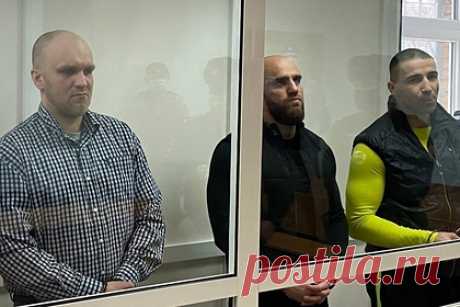 Бывших бойцов спецназа ФСБ признали виновными в нападении на банк. В Москве суд признал шестерых бывших бойцов спецназа ФСБ «Альфа» и «Вымпел» виновными в разбойном нападении на бизнесмена. Разбой обвиняемые замаскировали под оперативные мероприятия. В итоге злоумышленники украли у предпринимателя Александра Юмаранова 136 миллионов рублей. Заказчик разыскивается.