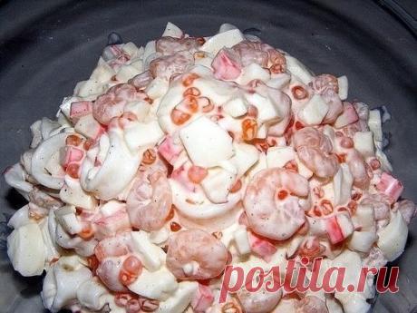 Салат "Нептун" 
Ингредиенты:
-креветки-300 гр
-кальмары-300 гр
-крабовые палочки-200 гр
-5 яиц
-130 гр. красной икры
-майонез
Приготовление:
1. Отвариваем яйца, охлаждаем, отделяем белок от желтка, нарезаем белок. Желток можно оставить для украшения.
2. Варим креветки в слегка подсоленной воде.
3. Затем в кипящую воду бросаем, предварительно нарезав на кольца, кальмары. Самое главное-не переварить их, иначе получатся резиновыми!
4. Нарезаем крабовые палочки.
5. Теперь добавляем пару столовых лож