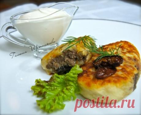 Зразы картофельные с мясом и грибами Картофельные зразы с мясом и грибами - это сытное и вкусное блюдо, которое станет отличным вариантом для семейного обеда или ужина. Зразы готовятся из картофельного пюре с добавлением муки и яйца, а начинка состоит из говядины, грибов, лука и моркови. Обжаренные до золотистой корочки, они порадуют вас своим насыщенным вкусом и ароматом.