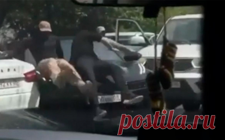 В Махачкале задержали мужчину, сбившего полицейских при попытке скрыться. Сотрудники дагестанского наркоконтроля этим днем пытались проверить автомобиль, однако водитель попытался скрыться и сбил нескольких силовиков. Был объявлен план «Перехват», подозреваемого и его сообщников задержали
