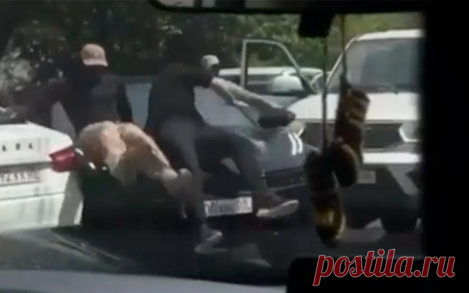 В Махачкале задержали мужчину, сбившего полицейских при попытке скрыться. Сотрудники дагестанского наркоконтроля этим днем пытались проверить автомобиль, однако водитель попытался скрыться и сбил нескольких силовиков. Был объявлен план «Перехват», подозреваемого и его сообщников задержали