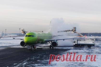 Названа причина обледенения едва не разбившегося самолета S7. Причиной обледенения самолета рейса S7 Магадан — Новосибирск, который едва не разбился и совершил аварийную посадку в Иркутске, названо неудаление снега с передней части фюзеляжа. «Снег растаял, превратился в барьеры льда и закупорил отверстия приемников», — заявил собеседник издания.