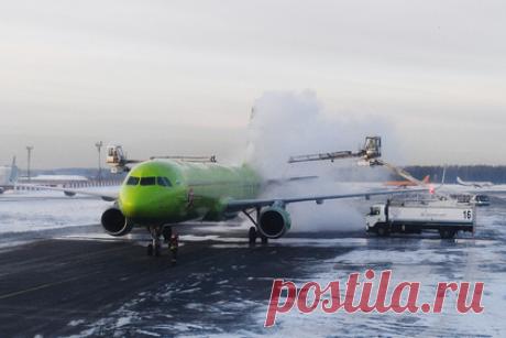 Названа причина обледенения едва не разбившегося самолета S7. Причиной обледенения самолета рейса S7 Магадан — Новосибирск, который едва не разбился и совершил аварийную посадку в Иркутске, названо неудаление снега с передней части фюзеляжа. «Снег растаял, превратился в барьеры льда и закупорил отверстия приемников», — заявил собеседник издания.