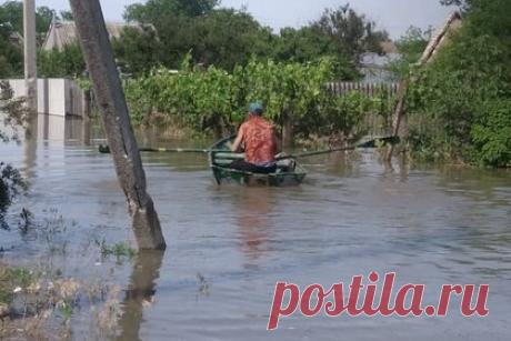 Село Корсунка полностью ушло под воду после разрушения Каховской ГЭС. Село Корсунка на левом берегу Днепра полностью ушло под воду из-за разрушения дамбы ГЭС Каховского водохранилища. Об этом сообщил глава администрации Новой Каховки Владимир Леонтьев. Также, по его словам, уровень воды в населенных пунктах Днепряны, Крынки, Казачьи Лагери поднялся до крыш строений.