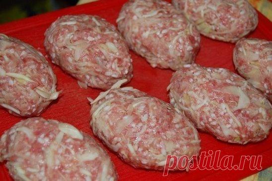 ЛЕНИВЫЕ ГОЛУБЦЫ. Рецепт Юлии Кондаковой. 
Потребуется:
500 грамм свежего фарша, 300 грамм капусты, 100 грамм риса, 1 яйцо, соль, перец. 
Как делать: 
Капусту тонко нашинковать, рис отварить до полуготовности, добавить фарш, соль, перец, яйцо. Тщательно перемешать. Сформовать котлетки, Приготовить их можно двумя способами : обжарить и затем протушить под крышкой в сметанно-томатном соусе. Или выложить в форму и запечь в духовке. Сначала без соуса минут 20, а затем полить соусом и еще 20 минут