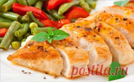 Быстрые ПП рецепты: куриная грудка в фольге для похудения
Здравствуйте, уважаемые читатели! Куриная грудка – безусловно, один из самых полезных видов мяса. Нежирная, нежная и низкокалорийная, именно она составляет основу рациона спортсменов и тех, кто хочет всегда оставаться в форме. Однако, нередко можно услышать жалобы по поводу ее вкусовых качеств – в процессе приготовления филе может стать неожиданно твердым и сухим. Но если это куриная […]