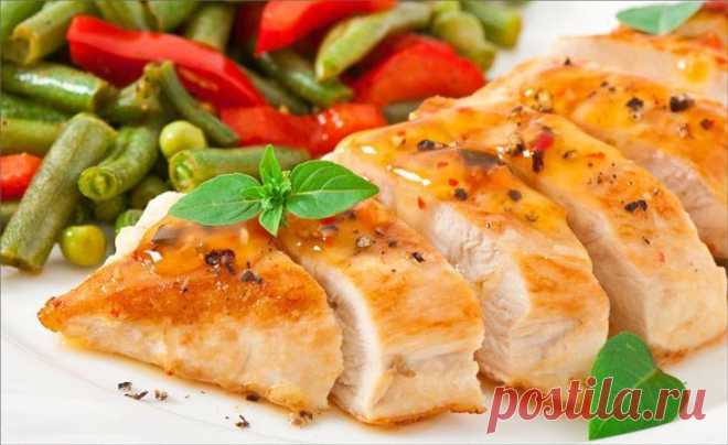 Быстрые ПП рецепты: куриная грудка в фольге для похудения
Здравствуйте, уважаемые читатели! Куриная грудка – безусловно, один из самых полезных видов мяса. Нежирная, нежная и низкокалорийная, именно она составляет основу рациона спортсменов и тех, кто хочет всегда оставаться в форме. Однако, нередко можно услышать жалобы по поводу ее вкусовых качеств – в процессе приготовления филе может стать неожиданно твердым и сухим. Но если это куриная […]