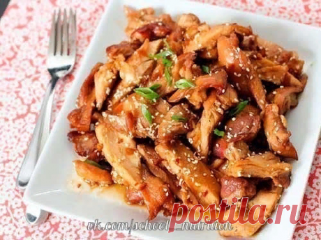 ТОП-5 самых вкусных и диетических блюд из курицы 

1.  Курица в соусе терияки 

 На 100 гр - 143.38 ккал  белки - 20.51 жиры - 3.57 углеводы - 7.47 

ИНГРЕДИЕНТЫ:
● Куриное филе — 2 шт.
● Соевый соус — 0, 5 стакана
● Молотый имбирь — 1 ч. л.
● Мед — 2 ч. л.
● Растительное масло — 1 ст. л.
● Бальзамический или винный уксус (опционально)
● Семена кунжута

ПРИГОТОВЛЕНИЕ:
1. Итак, сначала приготовим соус. Сейчас его без проблем можно приобрести в любом, даже не специализирован...