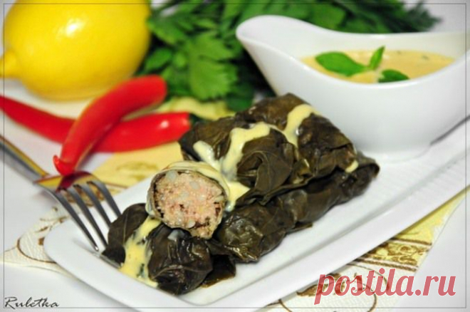 Виноградные листья фаршированные бараниной и булгуром под мятным соусом (арабская кухня).