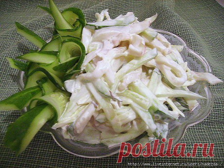 Салат с кальмарами и огурцом.