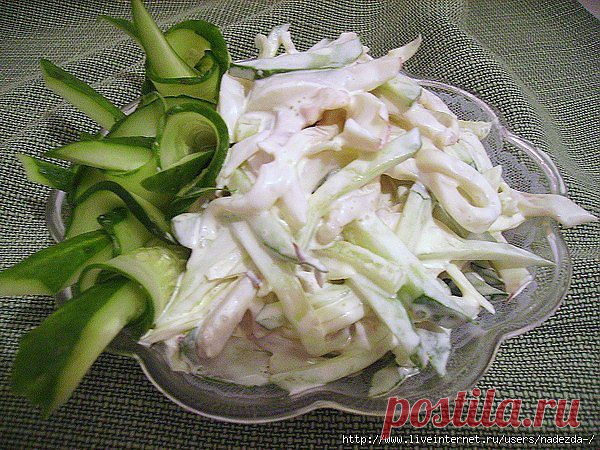 Салат с кальмарами и огурцом.