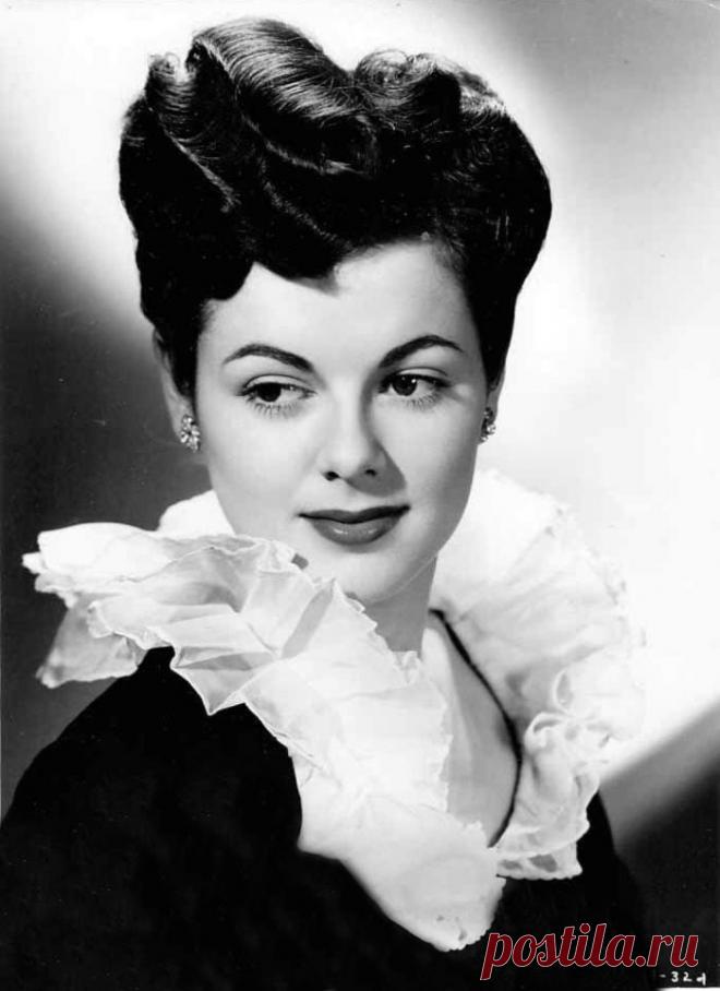 Барбара Хейл, 18 апреля, 1922
 • 26 января 2017